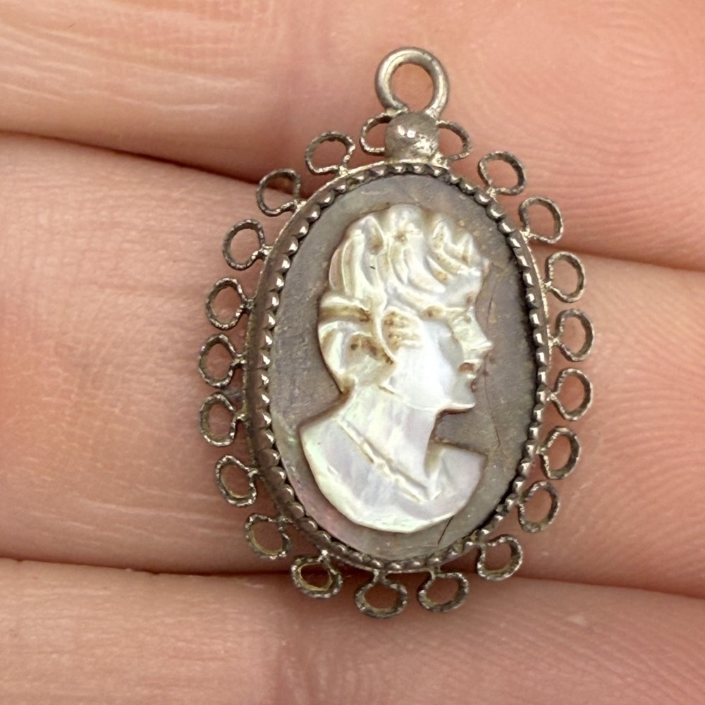 Vintage Cameo Pendant Silver Tone‎